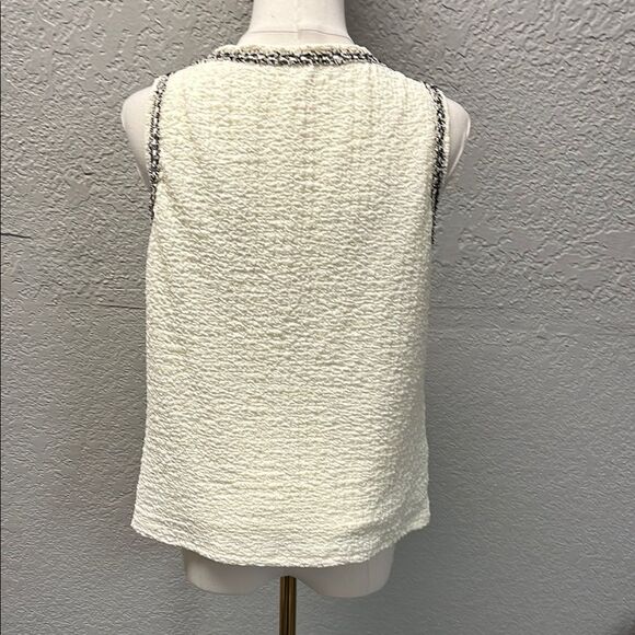 Elegant White Sleeveless Top - Picture 3 of 4